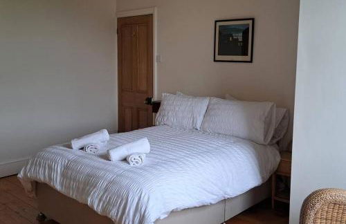 Stunning 3BD Victorian House in Bramhall Village - Photo 11