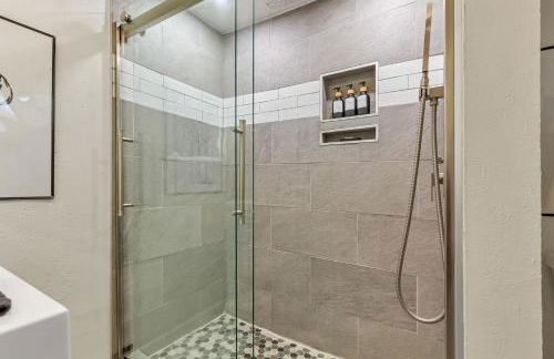 Backyard BBQ Retreat: Central 3bd - Prime Location - Foto 33