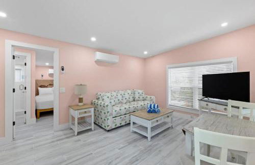 Charming Suite with Balcony and Bikes at Historic Sandpiper Inn - Foto 1