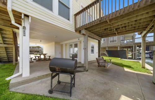 Stylish Home with game room, deck, and canal access - Foto 41