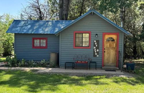 Cozy Rustic Cabin with Riverside Patio on the Pecos River – Pecos, New Mexico - Foto 1
