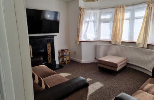 Entire 3 bedroom home with Parking in Welling, London, UK - Photo 2