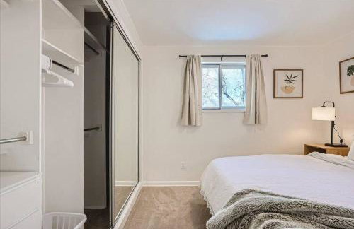 Serene, Spacious Home in Quiet Neighborhood with Fenced Yard - Foto 24