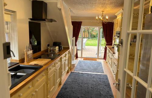 The Corner House, 36, Broadway Road, - Foto 1