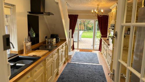 The Corner House, 36, Broadway Road, - Foto 1