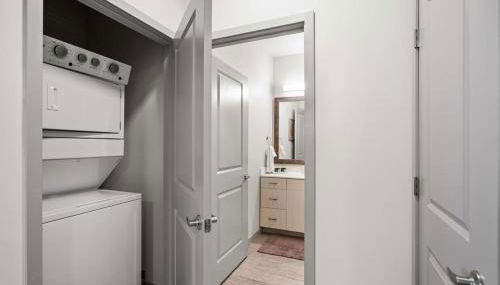 Pool with In-Unit Washer & Dryer and Garage Parking - Foto 5