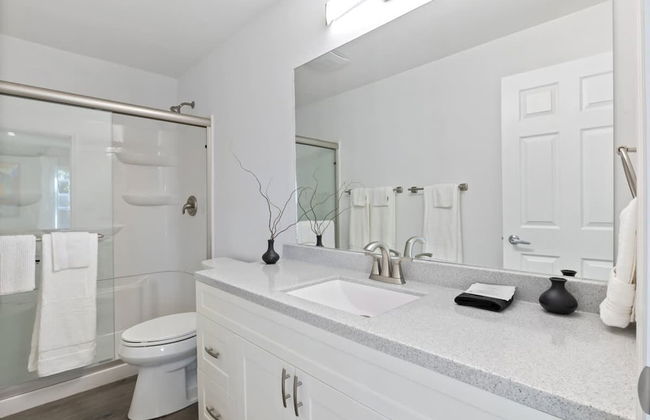 Luxury Waterfront Lakehouse With Private Dock Views - Photo 24