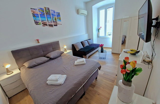 Lola's Place - Photo 21