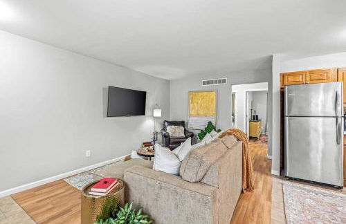 Cozy 2BR Condo in Great Location - King Bed - Foto 10