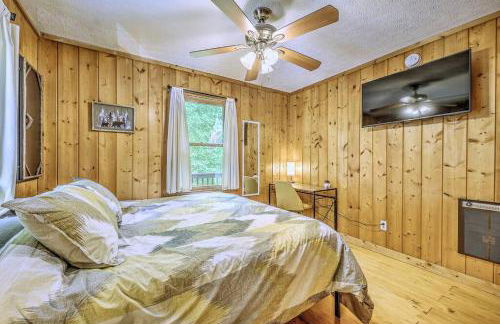 Peak-a-Blue Cabin - Watch Movies from Hot Tub, Mountain View, Bigfoot Bunker Game Room, Fire Pit, Oversized Deck, Screened-in Porch - Foto 10