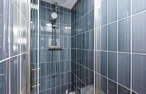 Unique 5 Bedroom 4 Bathroom House with Self-Contained-Studio - Excellent Location - Pool Table, Super-Fast Wifi, Smart TV and Self-Check-In by Yoko Property - Photo 49