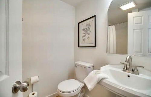 Serene Woodland Studio Retreat with Outdoor Amenities, Near Fishing, Hiking & Gentry, AR - Foto 2