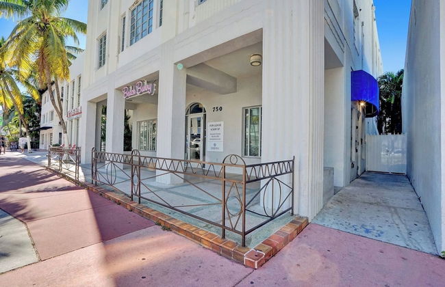 Coastal 2BR Escape | Walk to Beach & 2 Queen Beds - Foto 37