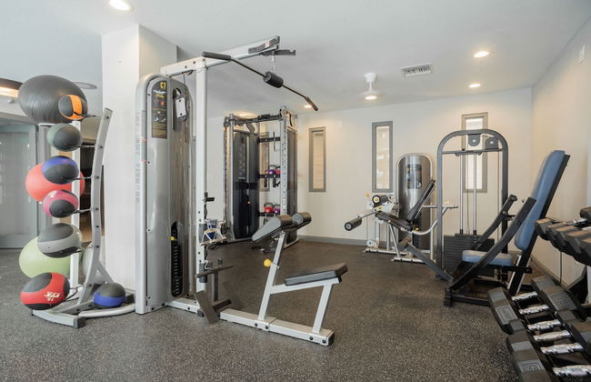 Modern Condo With Pool, Gym, Workspaces & BBQ - Foto 30