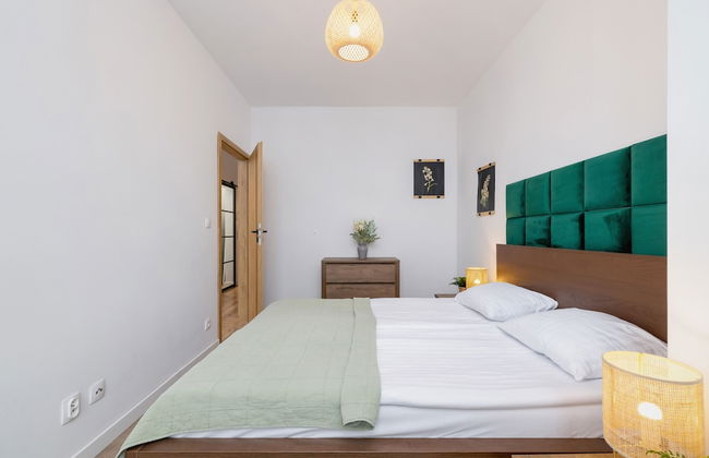 Apartment With Large Balcony by Renters - Photo 6