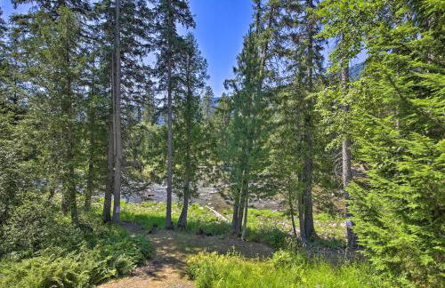 Expansive Moyie Riverfront Cabin - Pets Welcome! - Foto 34