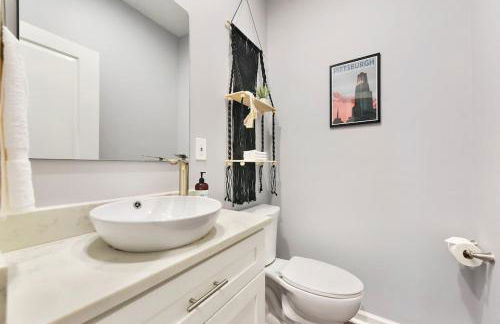 HostWise Stays - The Charlotte - Rooftop patio, Garage Parking, Prime Location, Large 3 Story Home - Foto 49