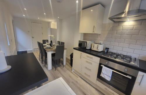 Central 5BR Retreat - Walk to Tube, Explore London - Photo 31