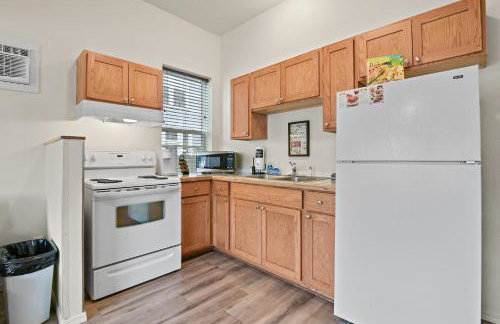 Maple Leaf Manor Suites - Photo 31