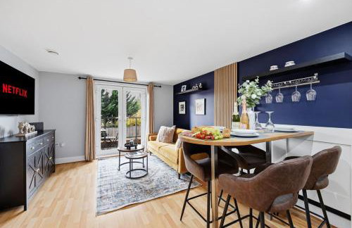 Elegant 2 Bedroom Apartment with Balcony - Near the High Street - Free Parking, Fast Wifi and Sky TV by Yoko Property - Foto 21