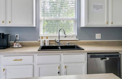 Modern Comfort Loves Park - Stylish 3BR Getaway - Foto 40