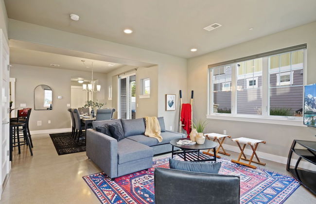 Quiet Urban Community – Designer Home W/ Hot Tub! - Foto 11