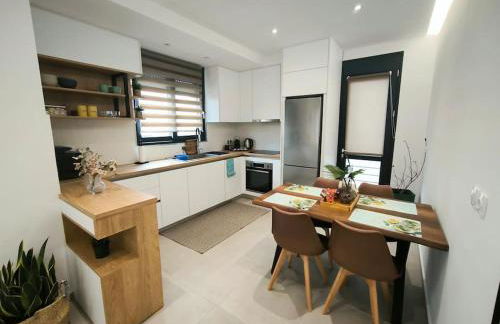 Floral Home 2 - 1st floor apt with private parking! - Photo 14