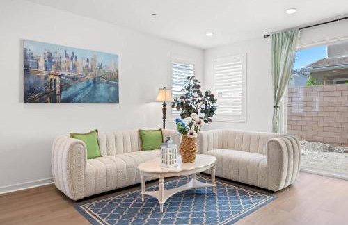 Spacious 5BR Getaway w Game Room & Modern Comfort - Photo 6