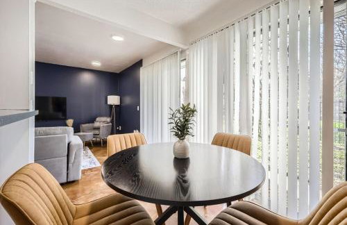 Your Cozy King Suite Getaway - Sleeps 4 - Pool, Prkg - Foto 29