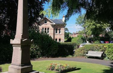 Large 2 bedroom town centre flat with free parking - Foto 36