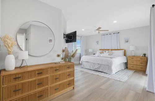 Elegant Updated Oceanfront Home with Pool & Hot Tub - Photo 64