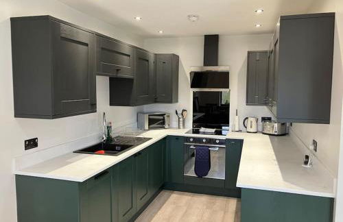 Newly renovated, modern bungalow - quiet location - Photo 1