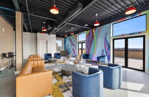 2BR 2BA, King bd, Gym, Free Parking, 8min to Train - Foto 62