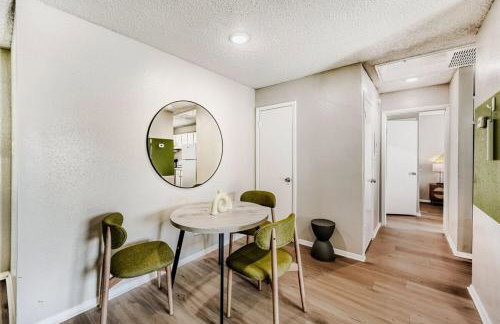 Polished King Getaway - Sleeps 4 - Pool, Prkg - Foto 18