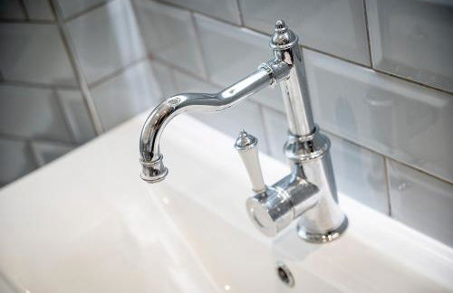 Luxury Pet-Friendly 2 Bed Retreat in Central Bowness with Copper Roll-Top Bath & Sun Terrace - Foto 17