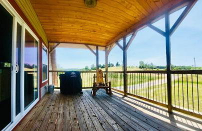 Rustic Barn Retreat w Hot Tub Game Room & FirePit - Foto 3