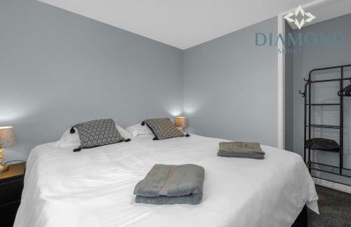Brand New 4 Bedroom House - Sleeps 4 Fully Equipped, Free Parking, WiFi, Perfect for CONTRACTORS by Diamond Short Lets - Photo 7