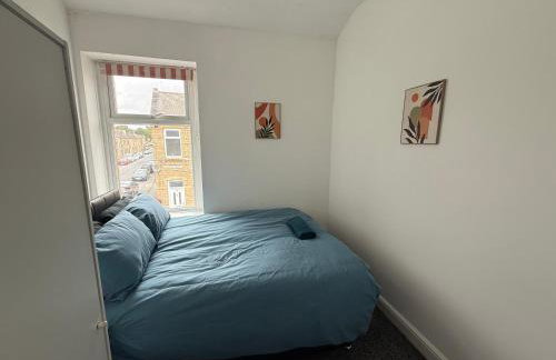 Central 3BR Home - Huddersfield Serviced Accomodation - Walk to Station & Town - Business Travellers - Families - Students - Photo 45