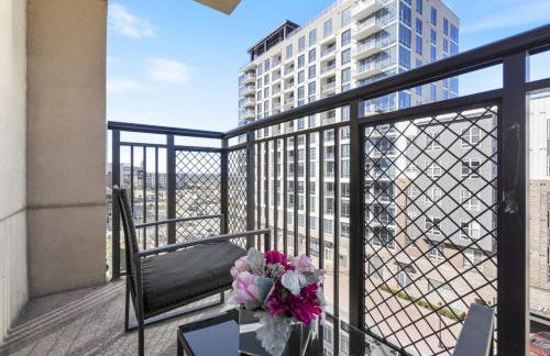 Bright Uptown Bliss - Free Parking, Walkable, Views - Foto 39