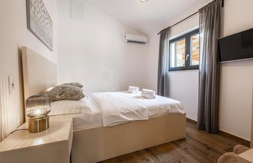 Villa Bosilen with private pool, near Trogir, Split airport, quiet area, family villa - Photo 34