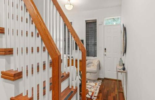 Bright & Modern Home with Patio - Foto 11