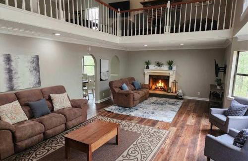 Large Hillside Retreat with Pool and Hot Tub - Foto 10