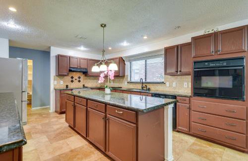 Family-Friendly Arlington Home with Private Yard! - Foto 8