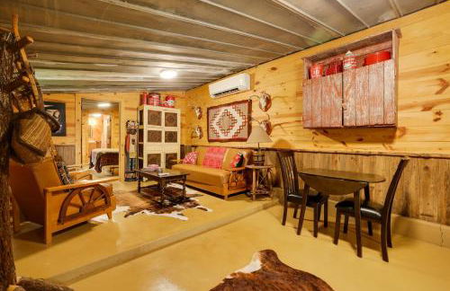 Rural and Horse-Friendly Cabin about 24 Mi to Bandera! - Foto 5