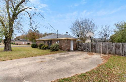 Large Fenced Yard near Midtown- Shamrock Stay - Foto 58