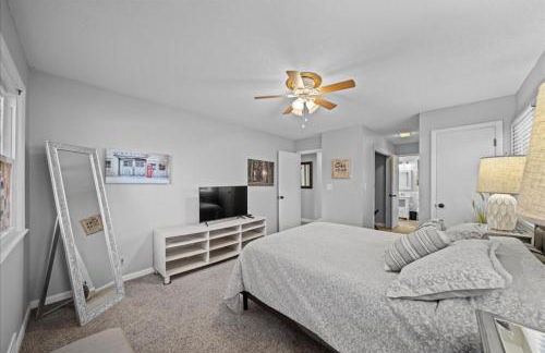 3BR Overland Park Home with Patio and Waterfall Pond - Foto 14