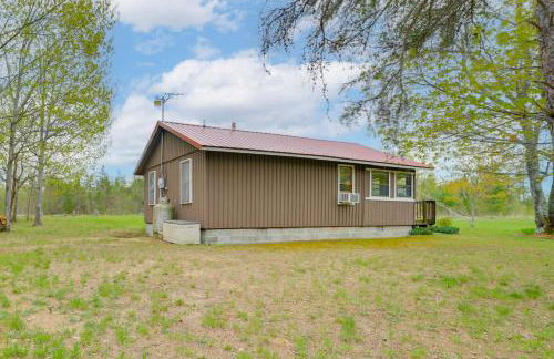 Cozy Onaway Vacation Rental with Deck and Fire Pit! - Foto 21