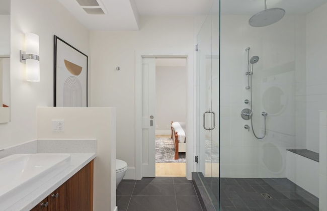 Stunning 3 Bedroom Secondary Suite N Van - Photo 31