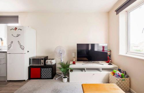 Cosy Milton Keynes Retreat with 2 Bedrooms - Photo 9