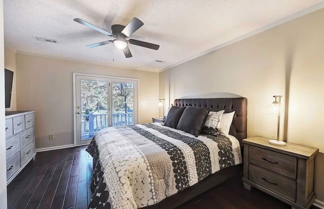 Lakefront Home Private Dock, Tiki Bar, Firepit Shore to Please by Avantstay - Foto 6